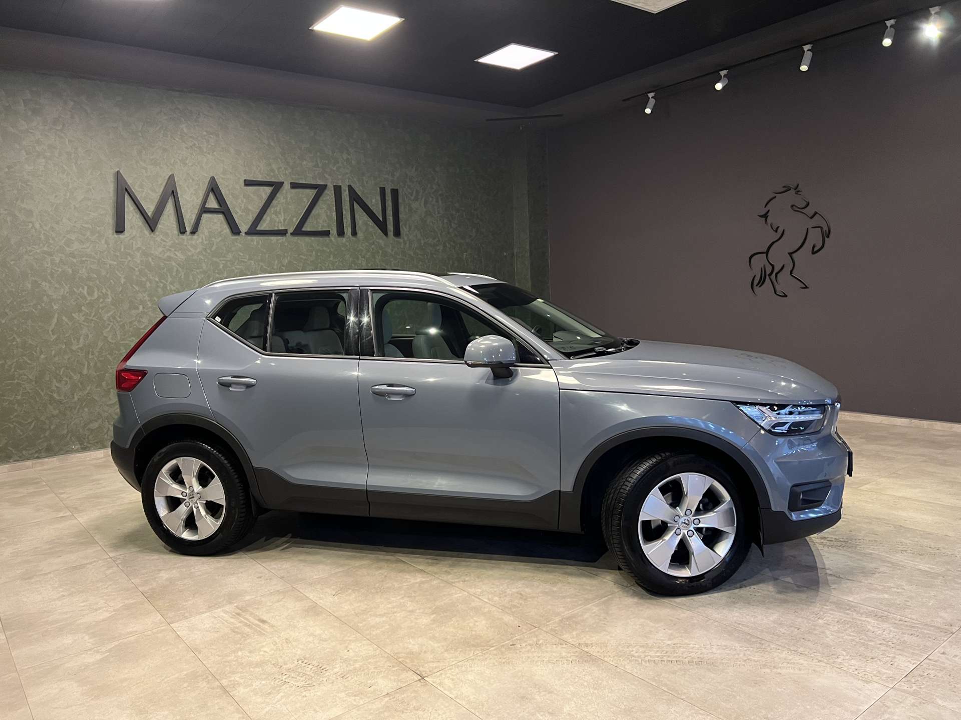 VOLVO-XC40-T3 FWD MOMENTUM GEARTRONIC