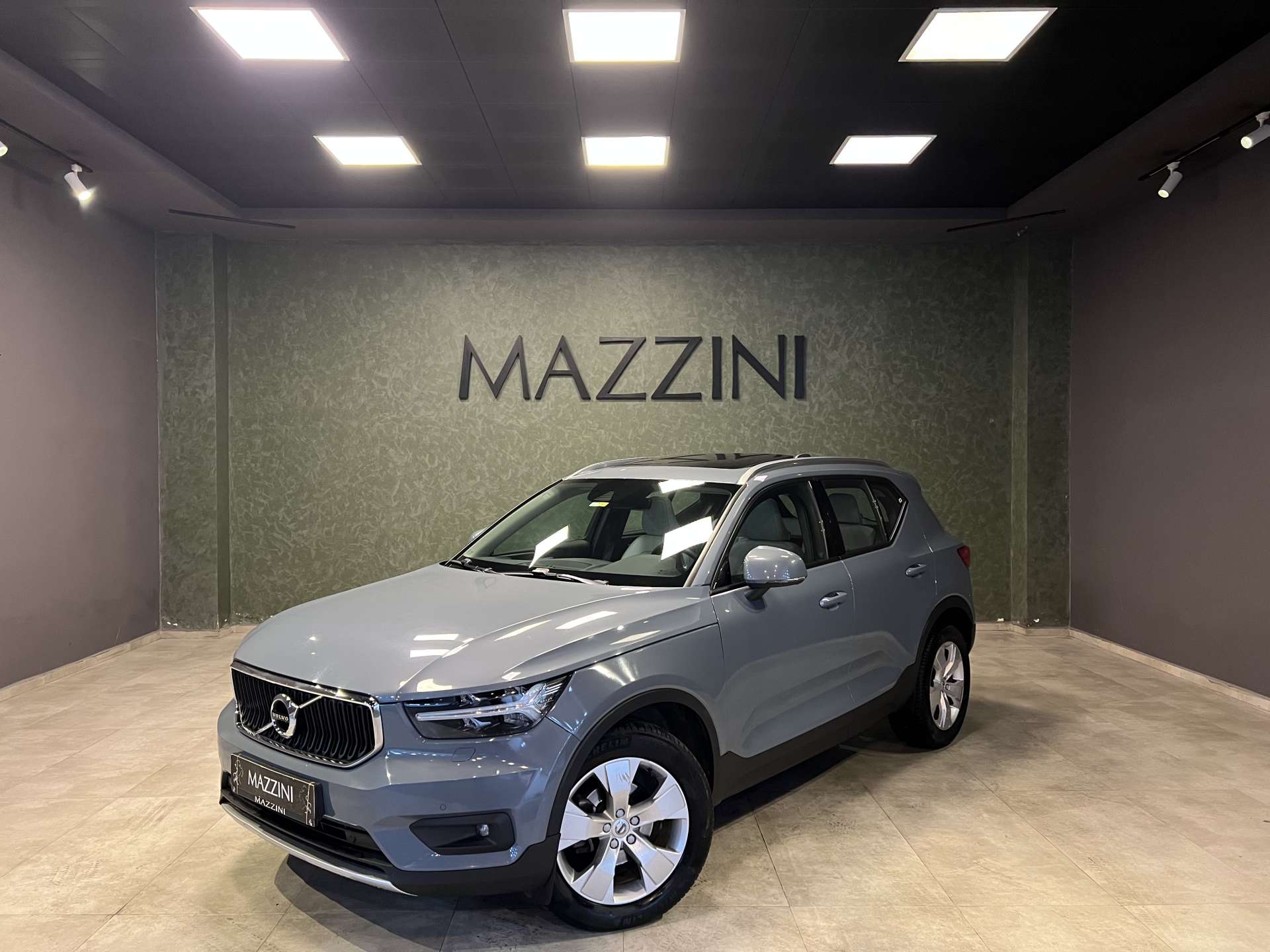 VOLVO-XC40-T3 FWD MOMENTUM GEARTRONIC