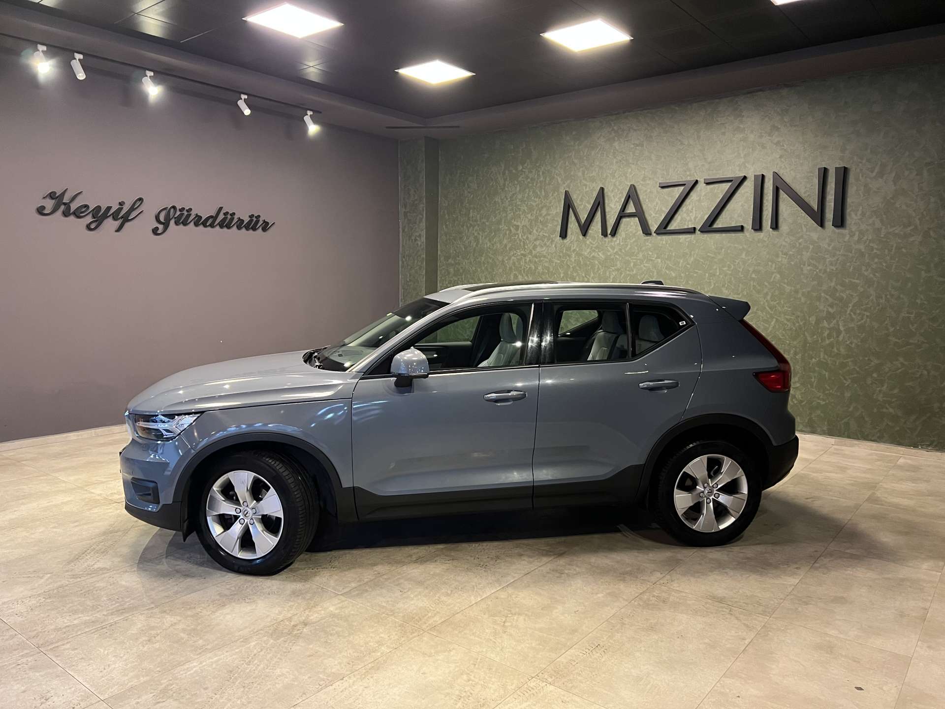 VOLVO-XC40-T3 FWD MOMENTUM GEARTRONIC