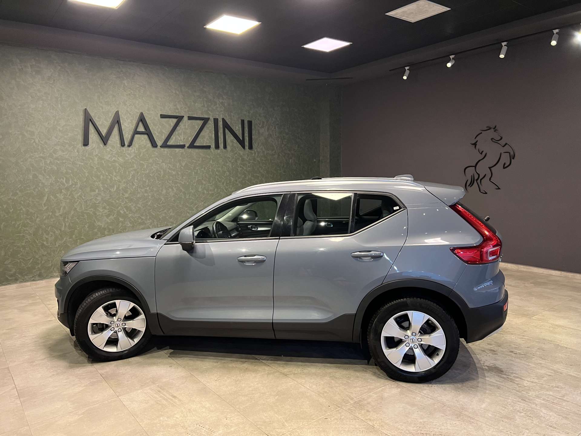 VOLVO-XC40-T3 FWD MOMENTUM GEARTRONIC