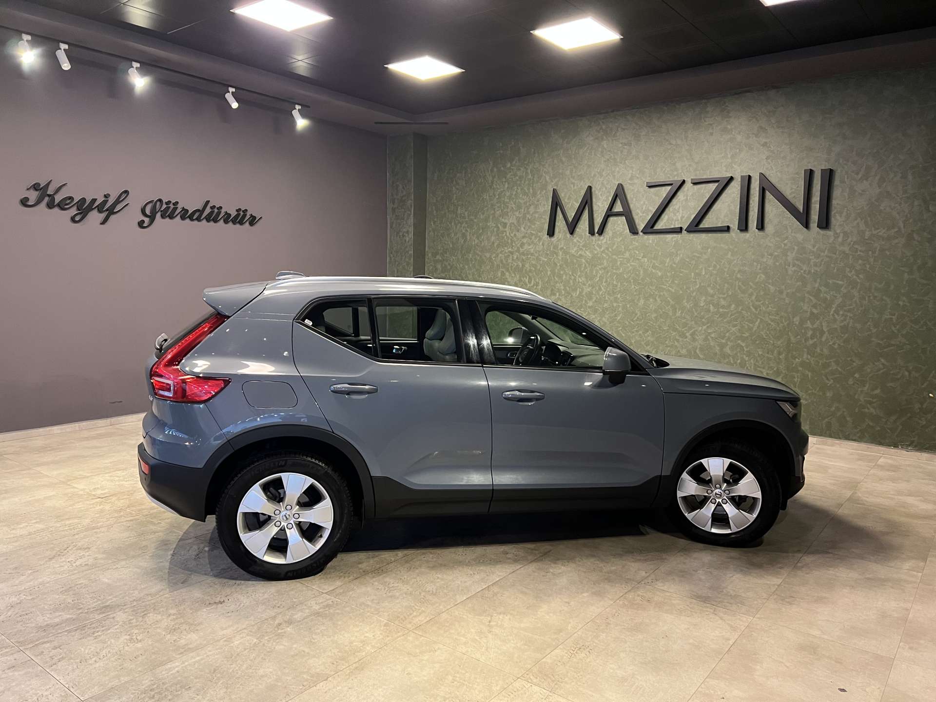 VOLVO-XC40-T3 FWD MOMENTUM GEARTRONIC