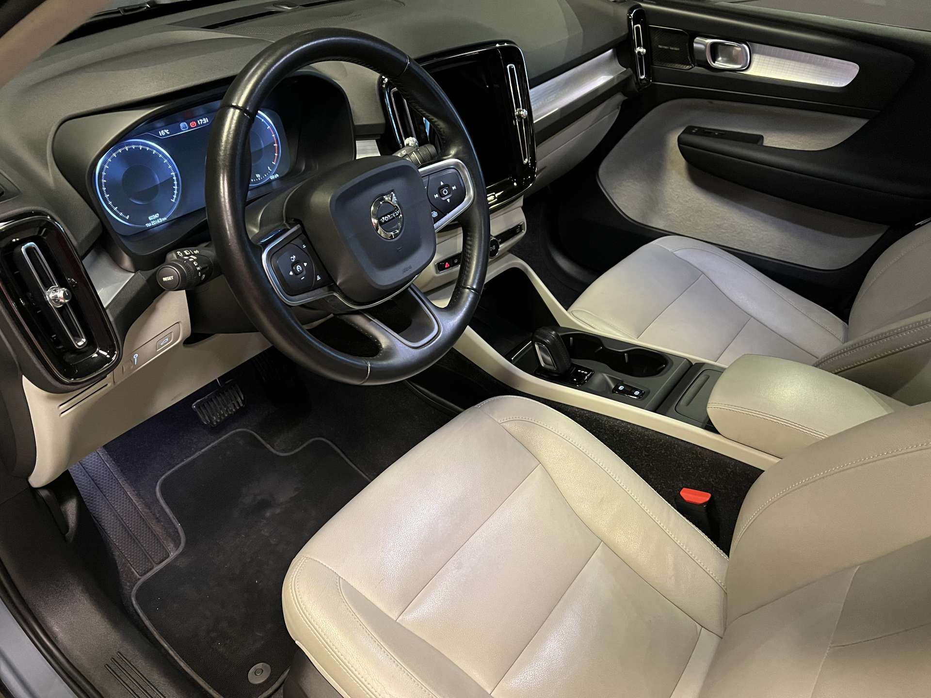 VOLVO-XC40-T3 FWD MOMENTUM GEARTRONIC