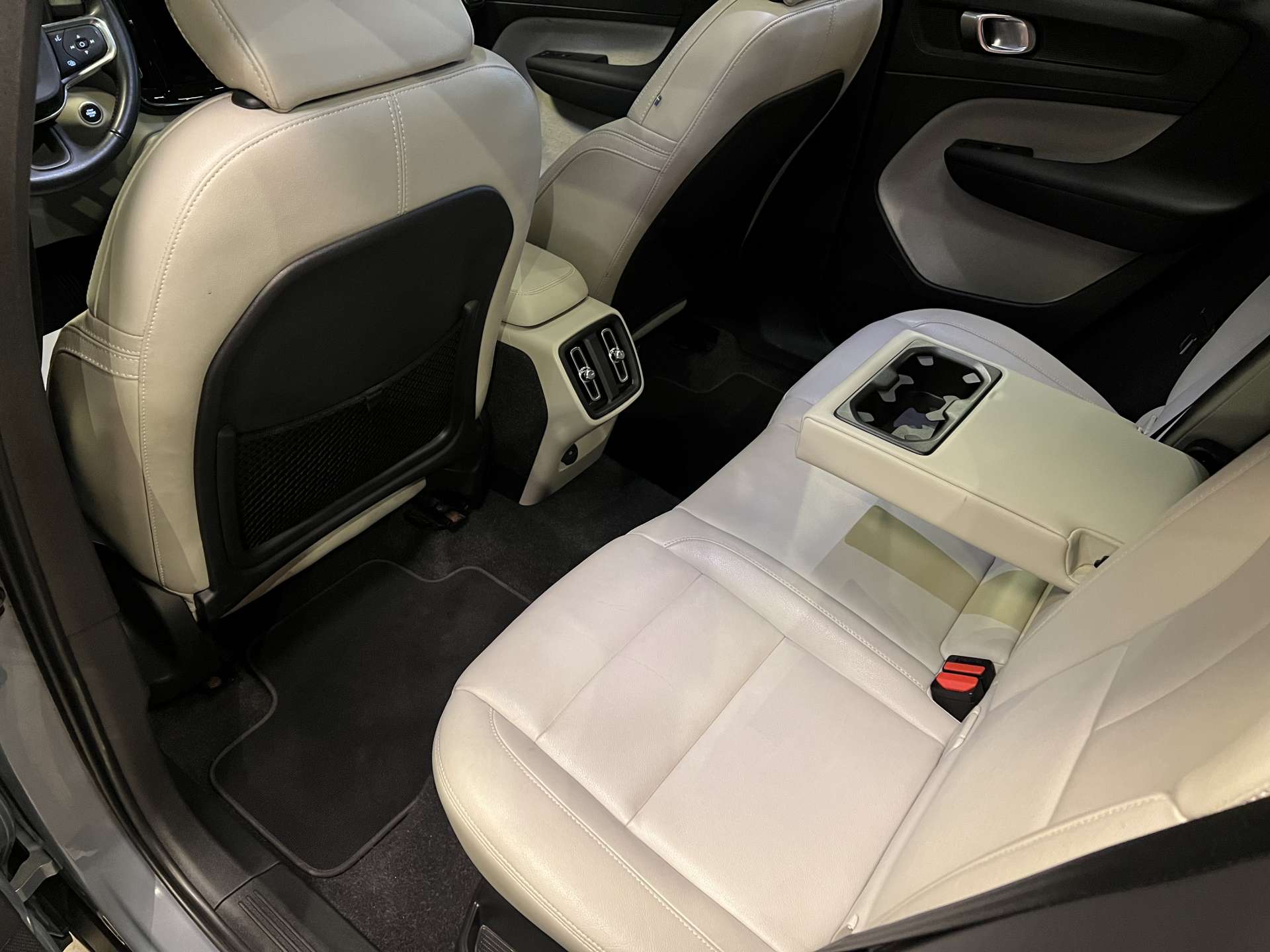 VOLVO-XC40-T3 FWD MOMENTUM GEARTRONIC