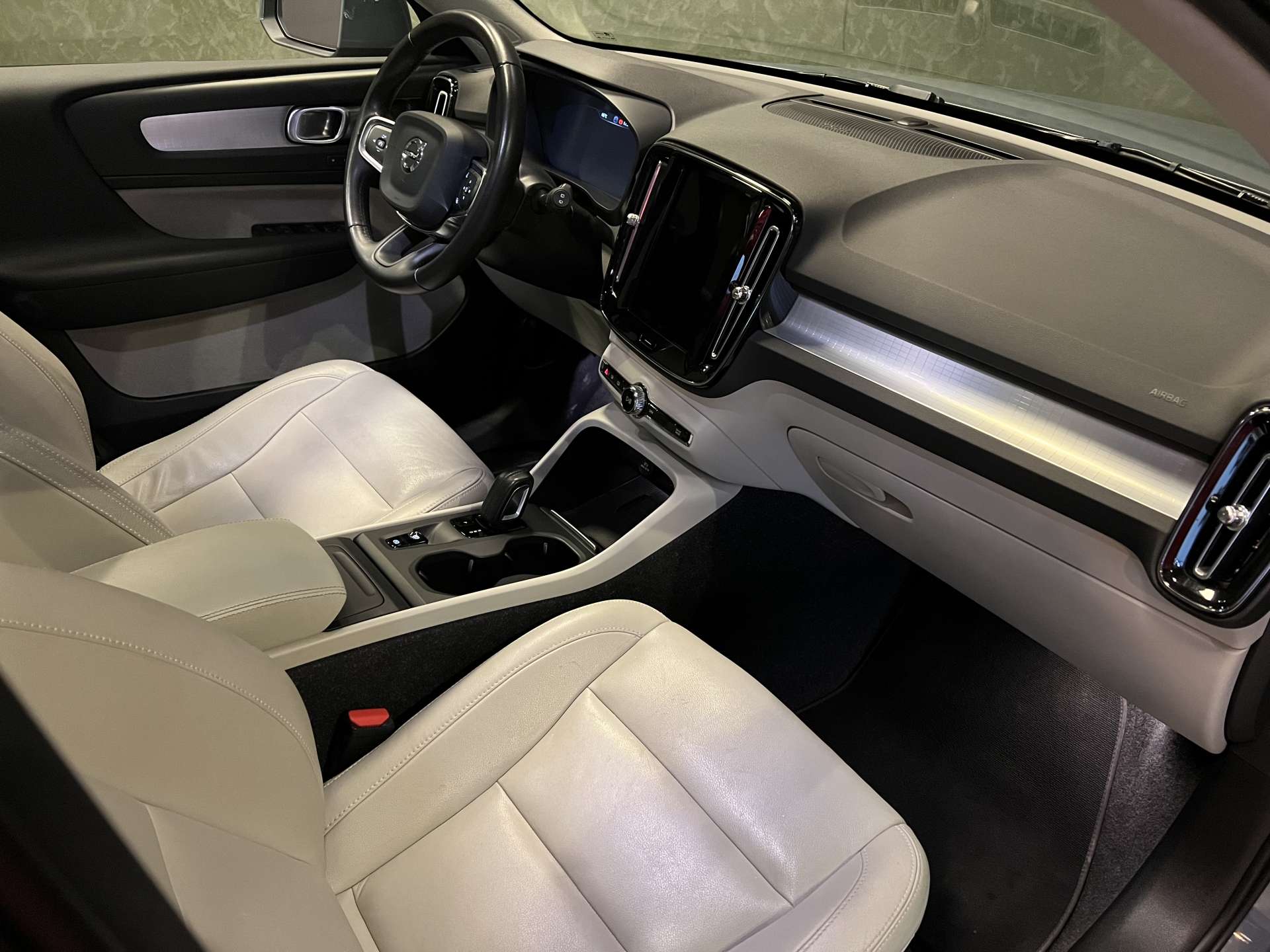 VOLVO-XC40-T3 FWD MOMENTUM GEARTRONIC