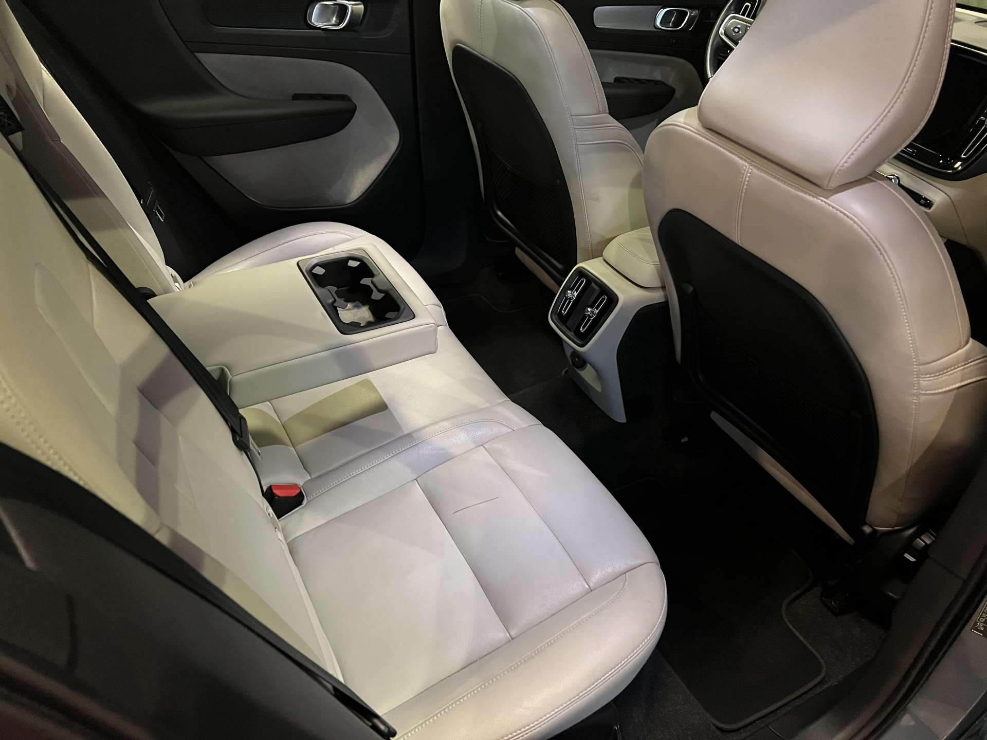 VOLVO-XC40-T3 FWD MOMENTUM GEARTRONIC