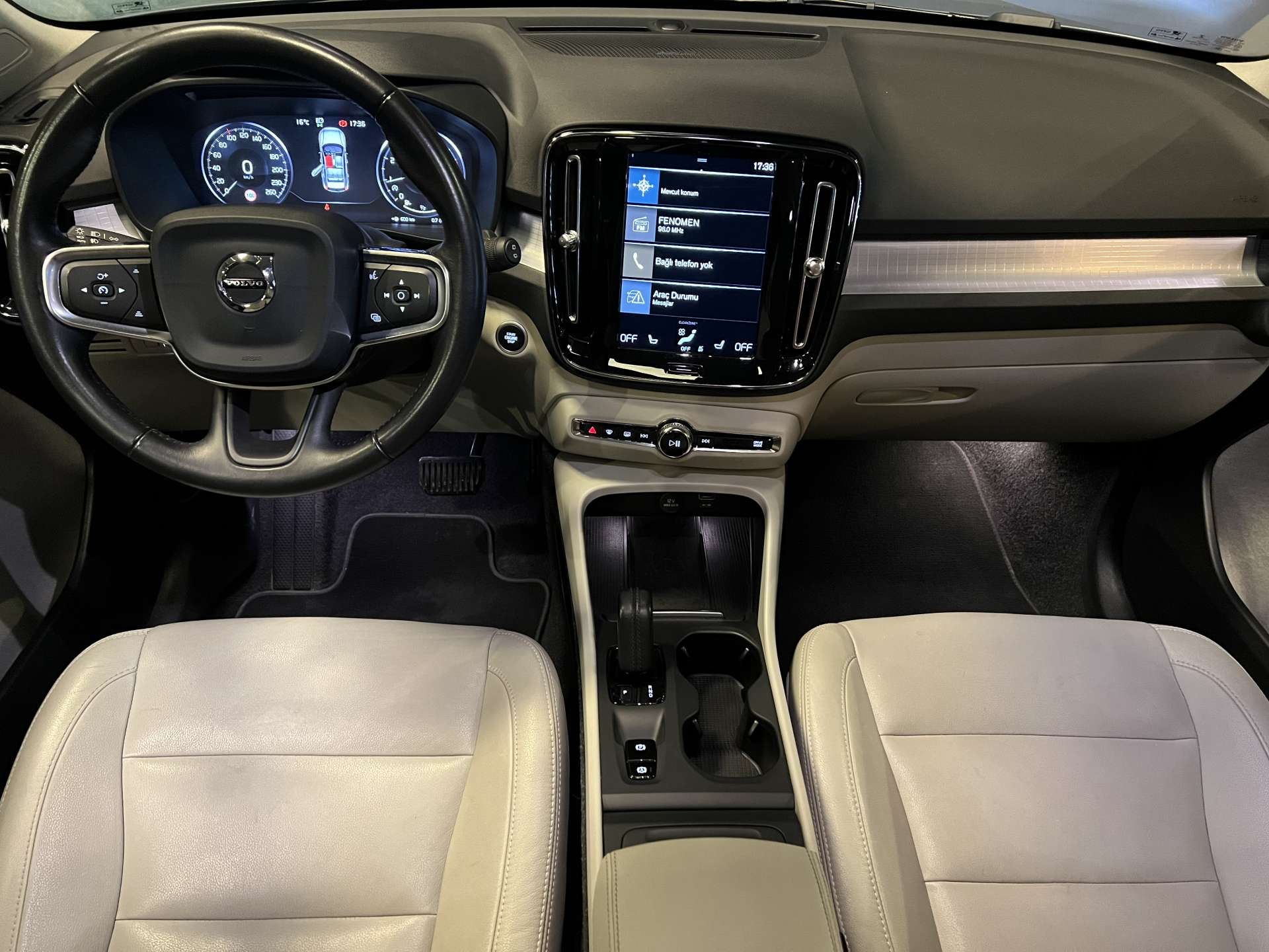 VOLVO-XC40-T3 FWD MOMENTUM GEARTRONIC