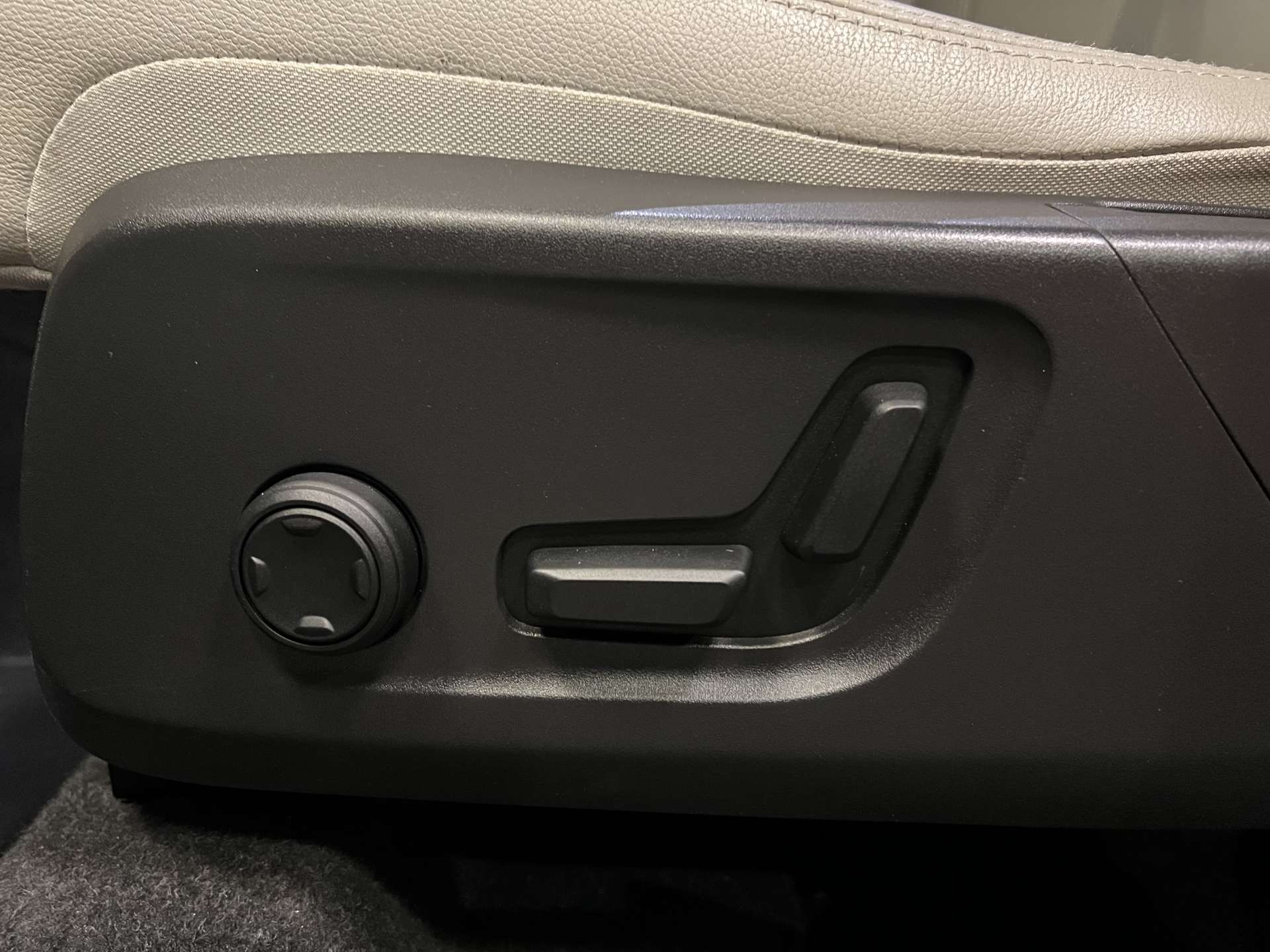 VOLVO-XC40-T3 FWD MOMENTUM GEARTRONIC