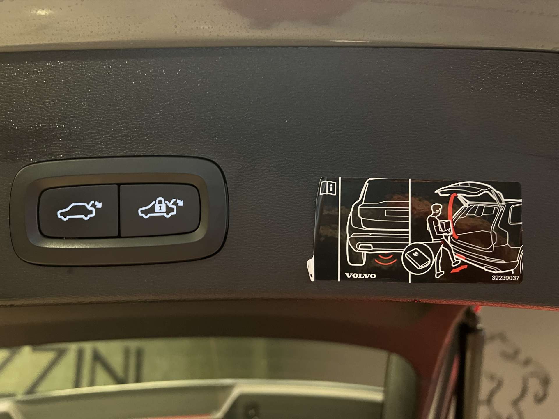 VOLVO-XC40-T3 FWD MOMENTUM GEARTRONIC