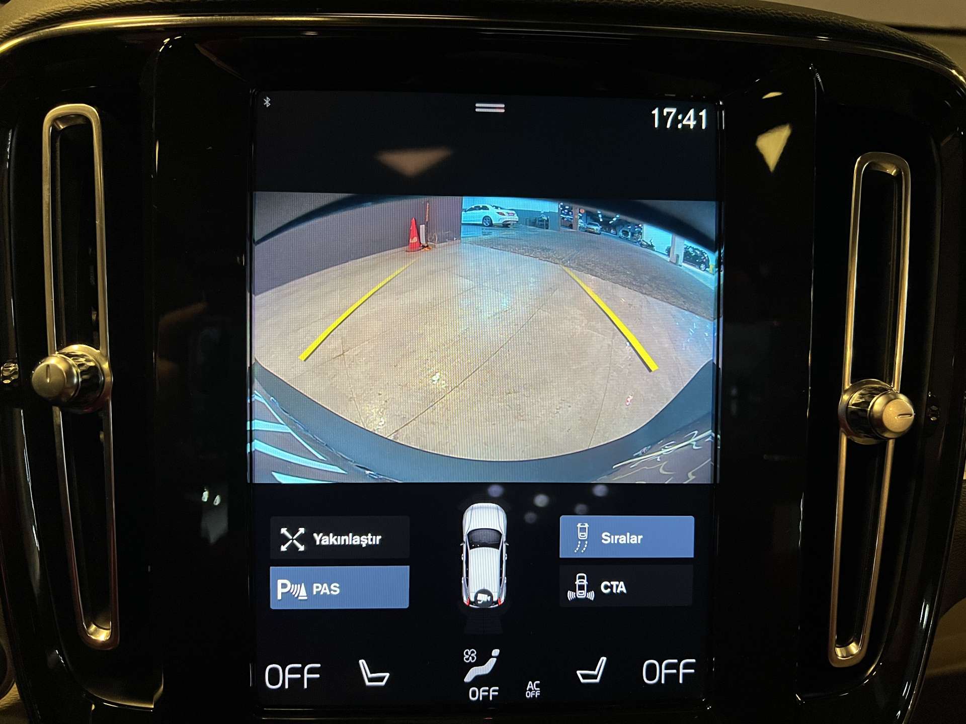 VOLVO-XC40-T3 FWD MOMENTUM GEARTRONIC