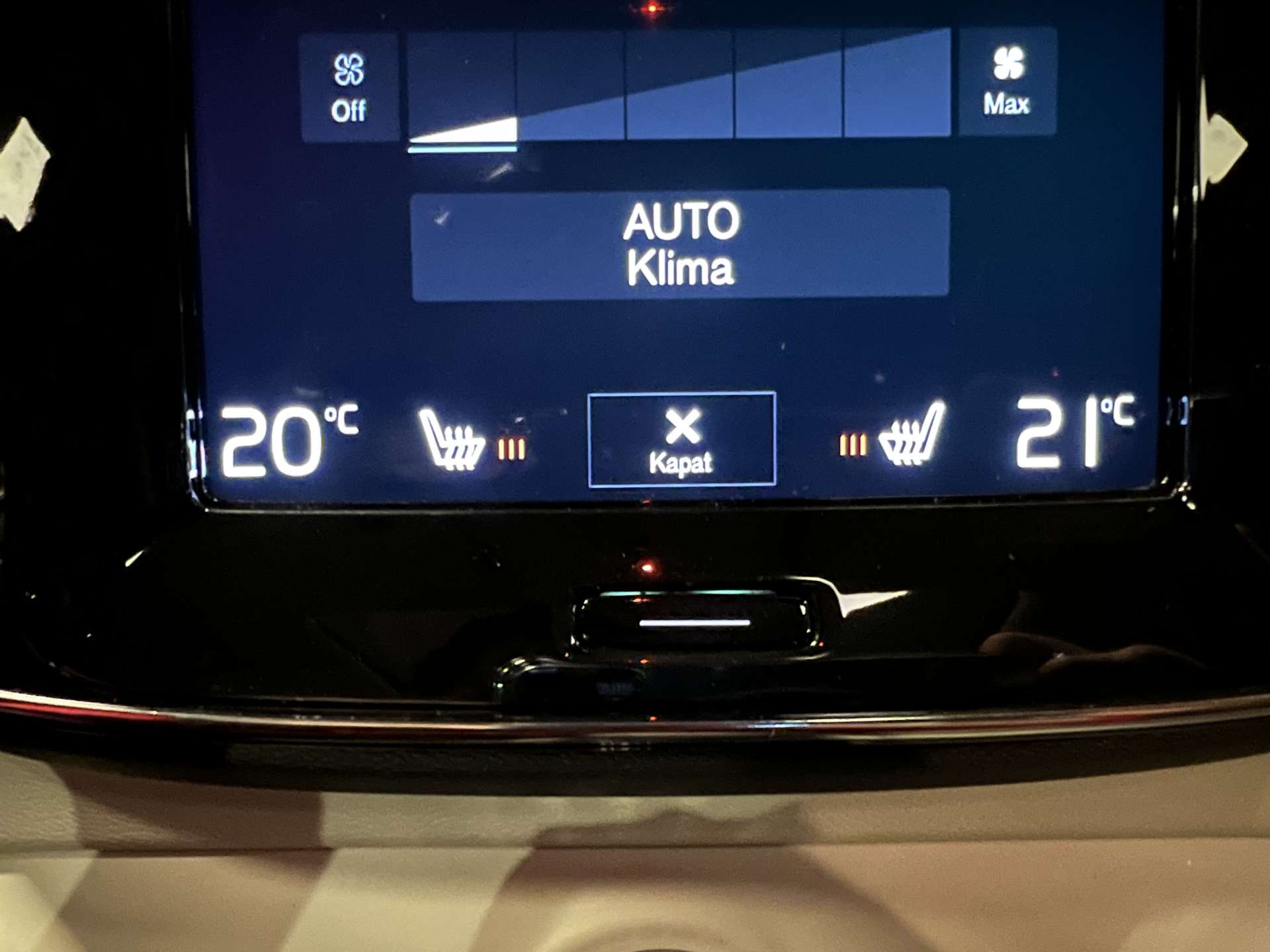 VOLVO-XC40-T3 FWD MOMENTUM GEARTRONIC