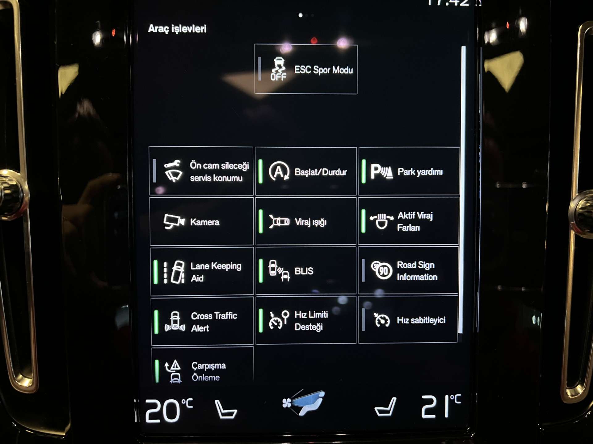 VOLVO-XC40-T3 FWD MOMENTUM GEARTRONIC
